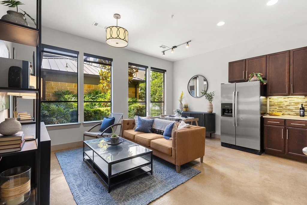 1616 W W Dallas Street - Photo 0