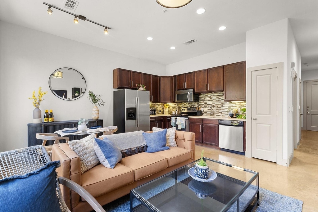 1616 W W Dallas Street - Photo 1