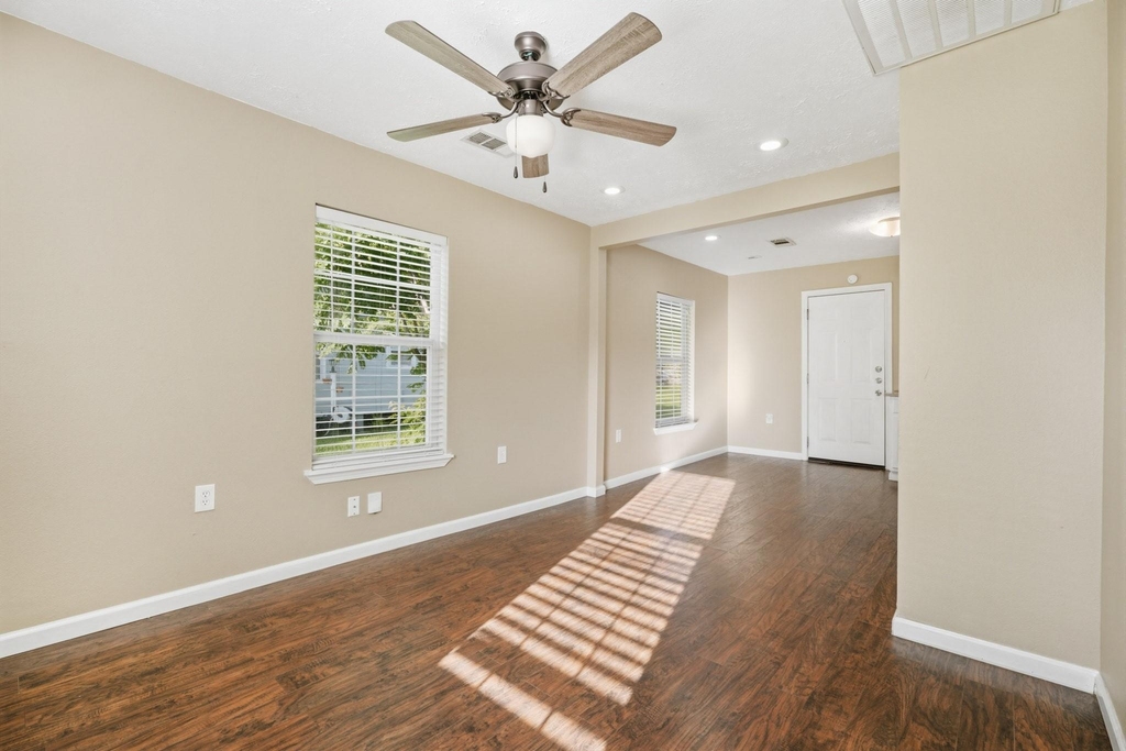 2102 N Galveston Avenue - Photo 2