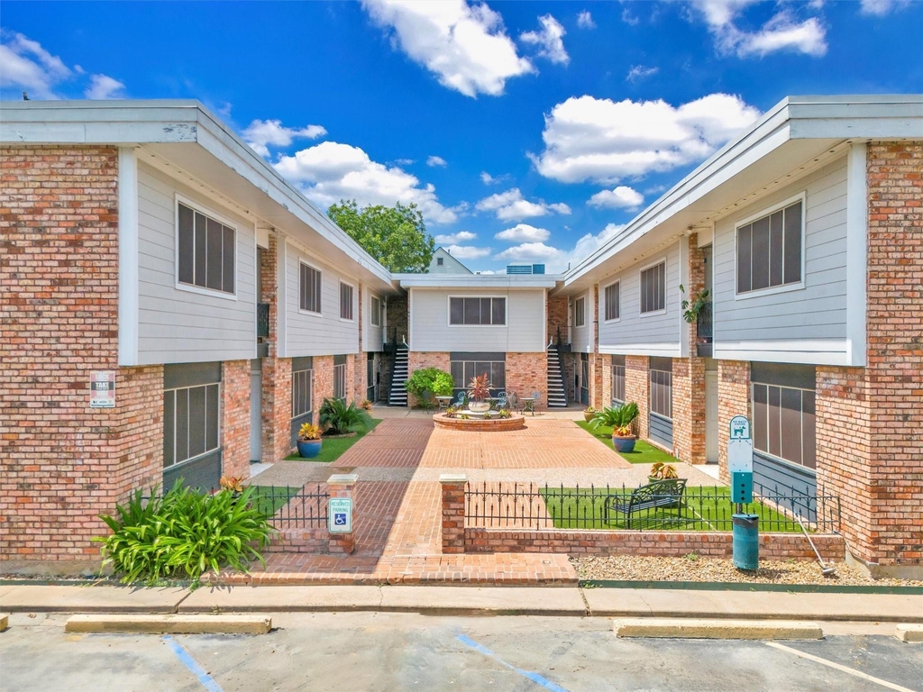 2011 Marshall Street - Photo 2