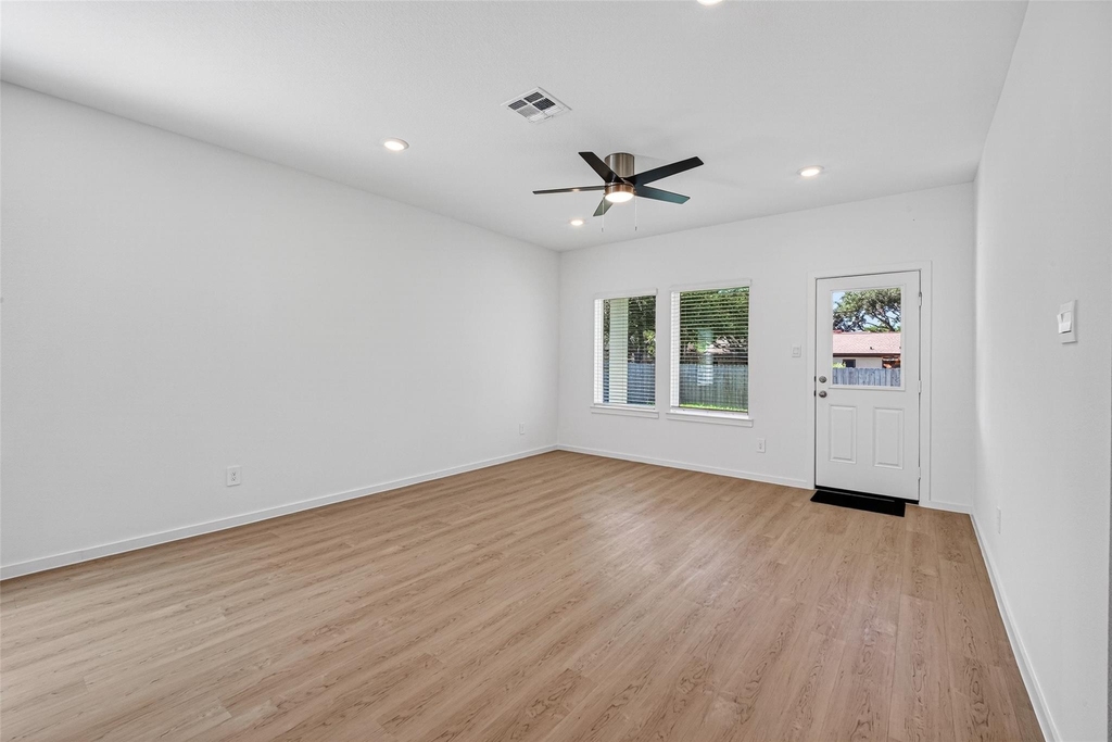 407 Robin Street - Photo 10