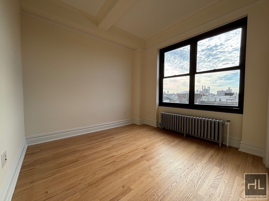 Second Avenue - Photo 2