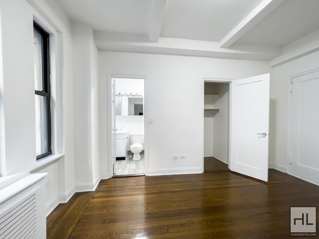 East 46 Street - Photo 2