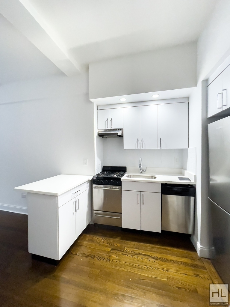 East 46 Street - Photo 3