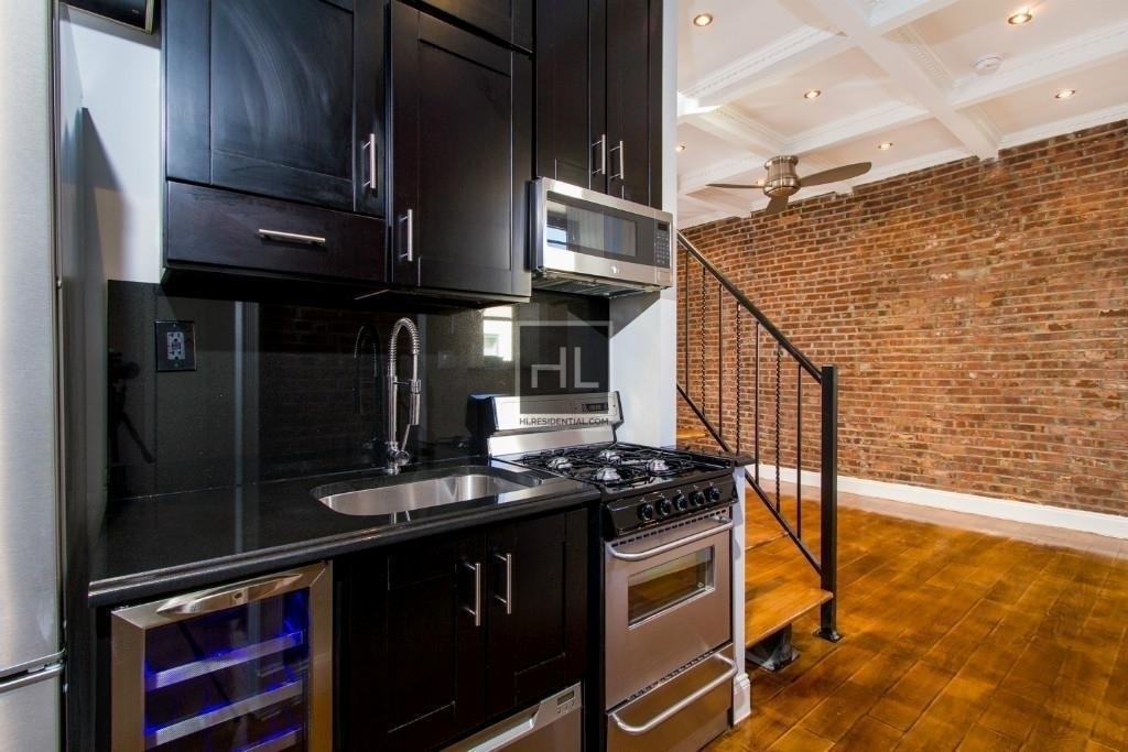 East 100th Street - Photo 2
