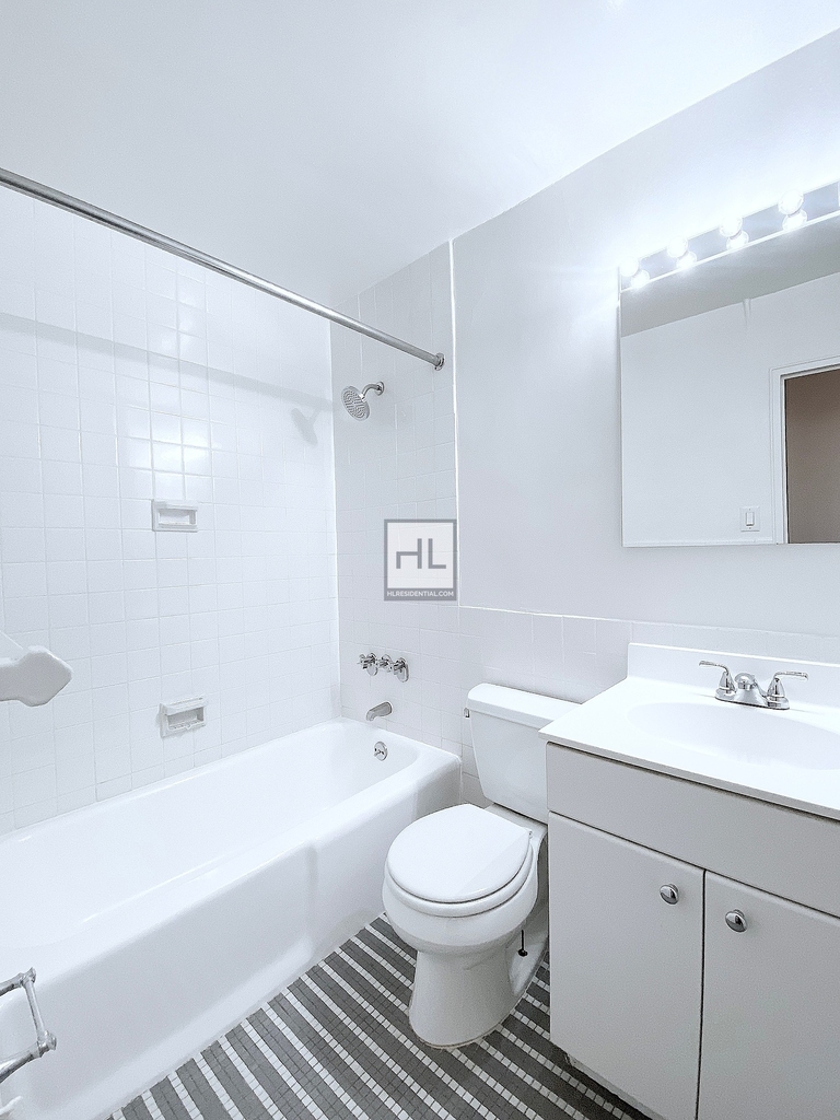 East 49th Street - Photo 3
