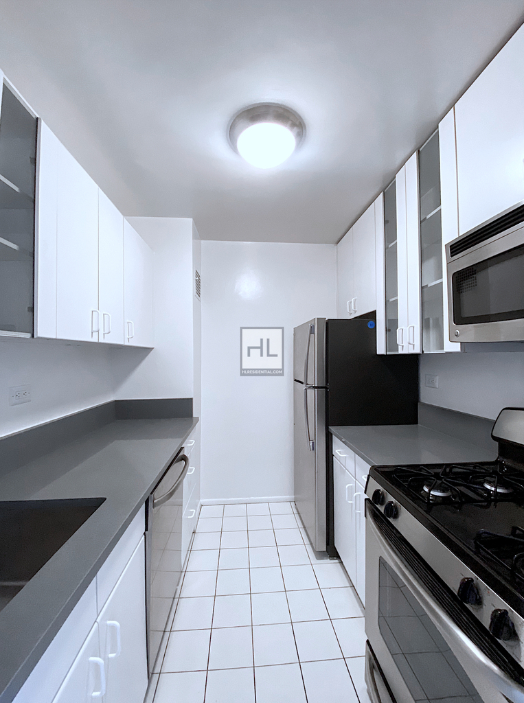 East 49th Street - Photo 1