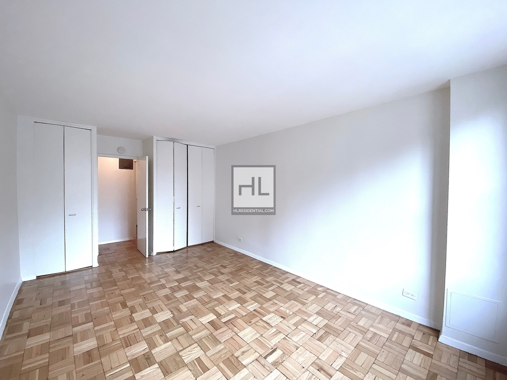 East 49th Street - Photo 2