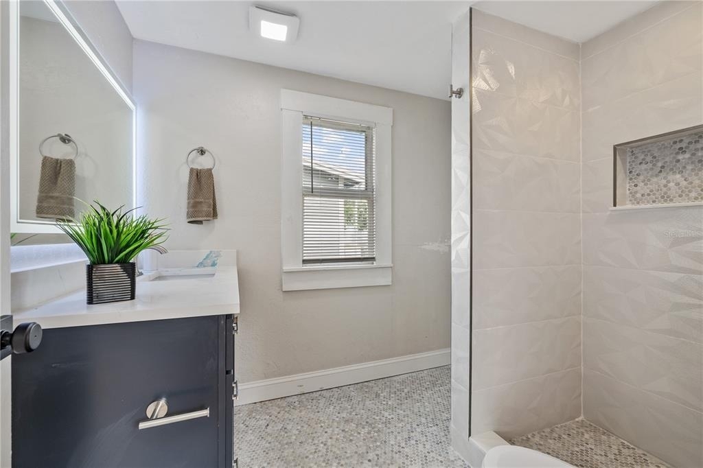 2506 1/2 E Columbus Drive - Photo 18