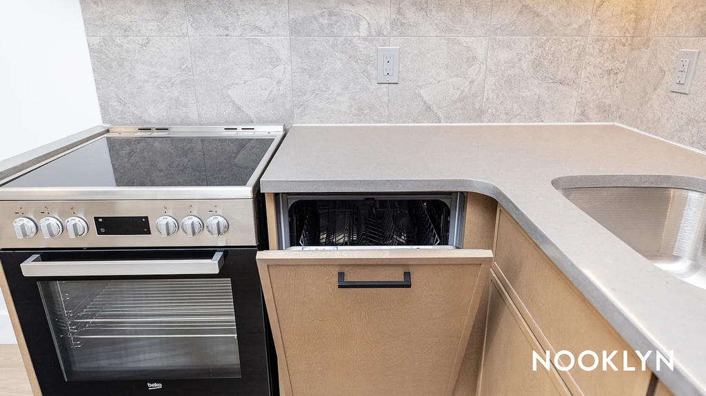 589 Knickerbocker Avenue - Photo 2