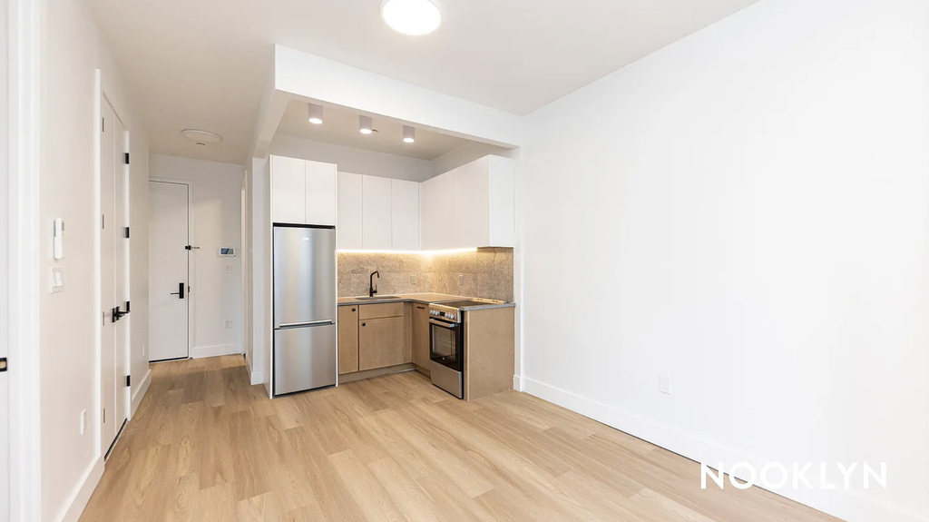589 Knickerbocker Avenue - Photo 1