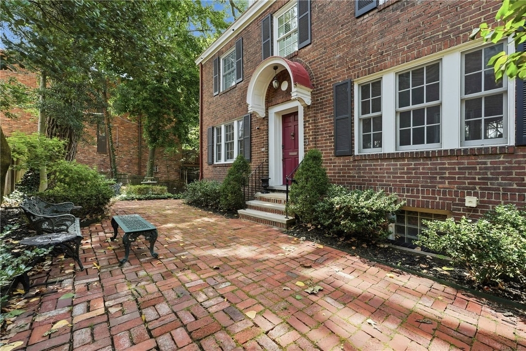 506 Roslyn Place - Photo 0
