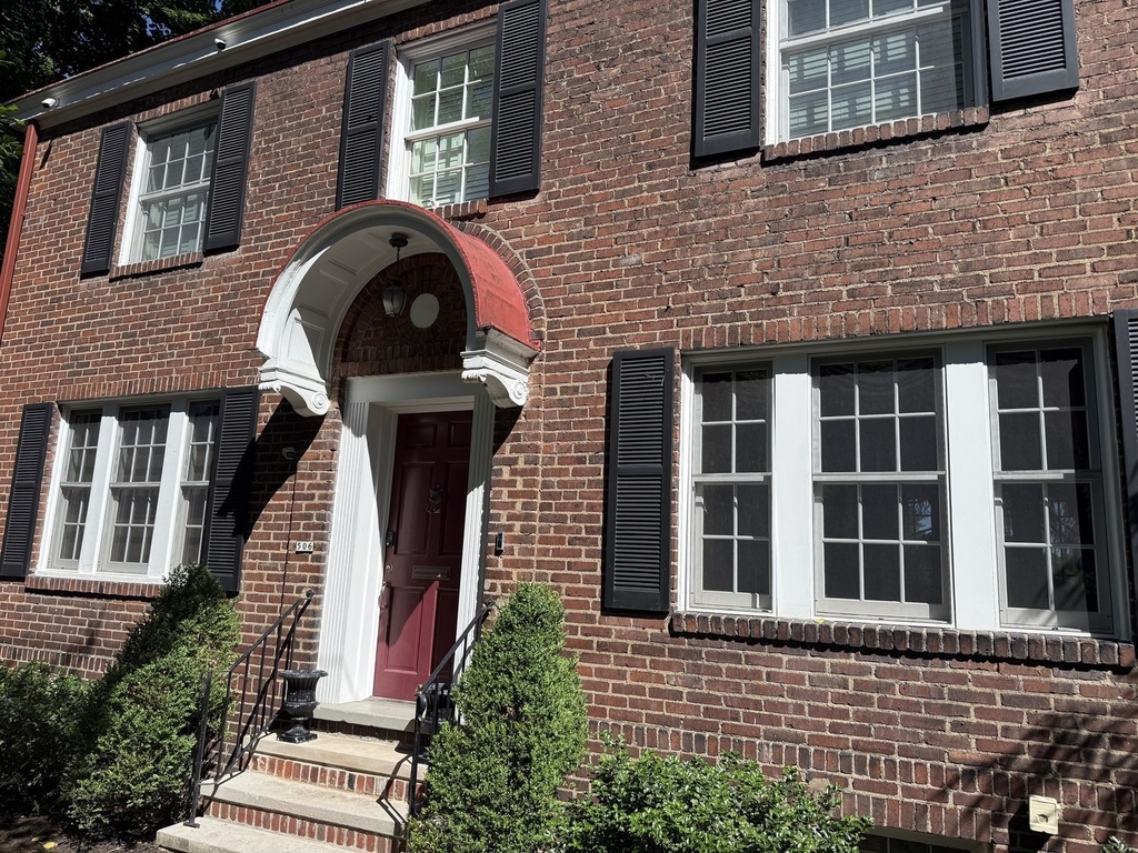 506 Roslyn Place - Photo 2