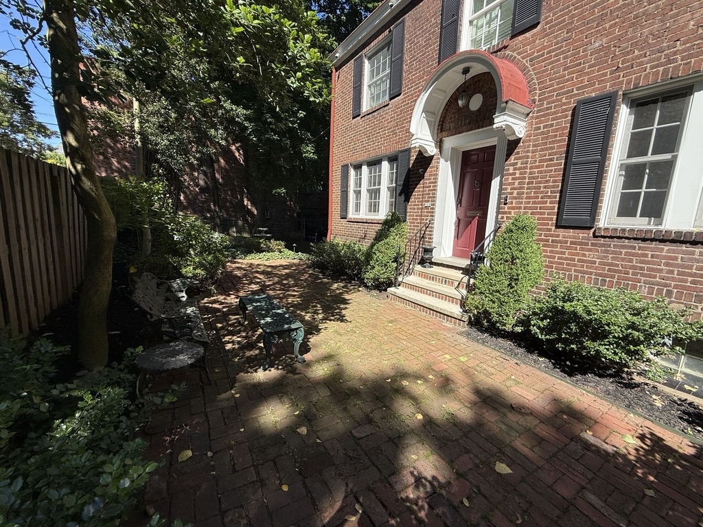 506 Roslyn Place - Photo 3