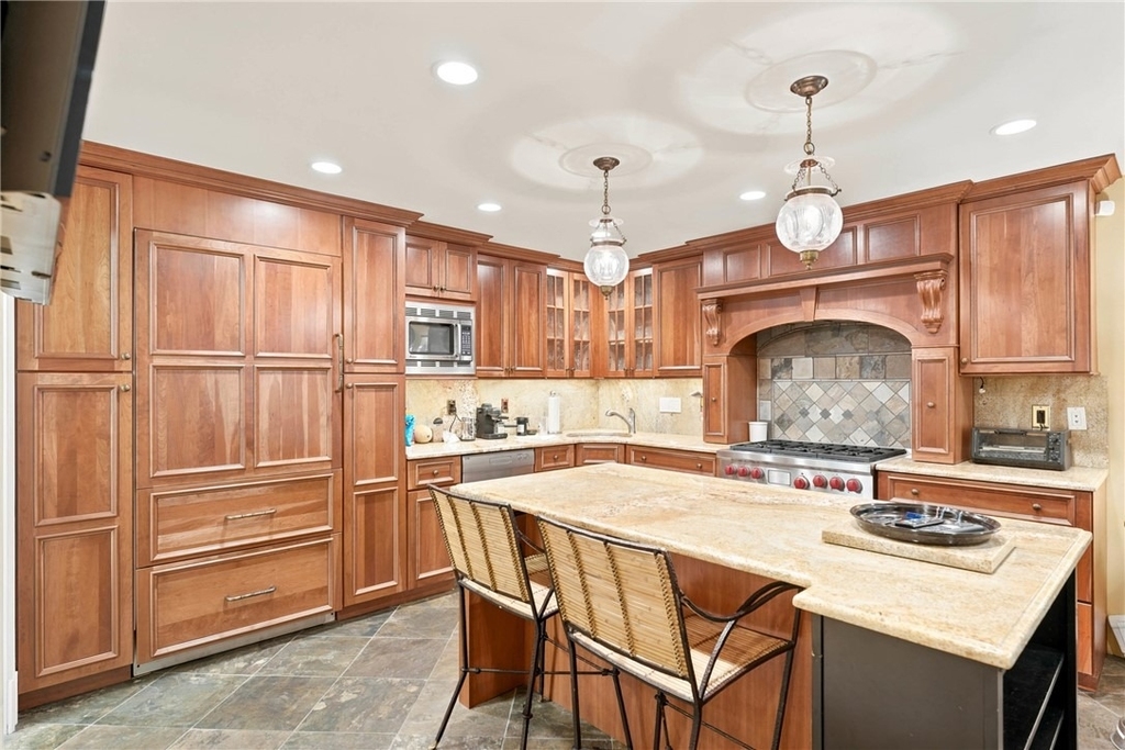 506 Roslyn Place - Photo 12