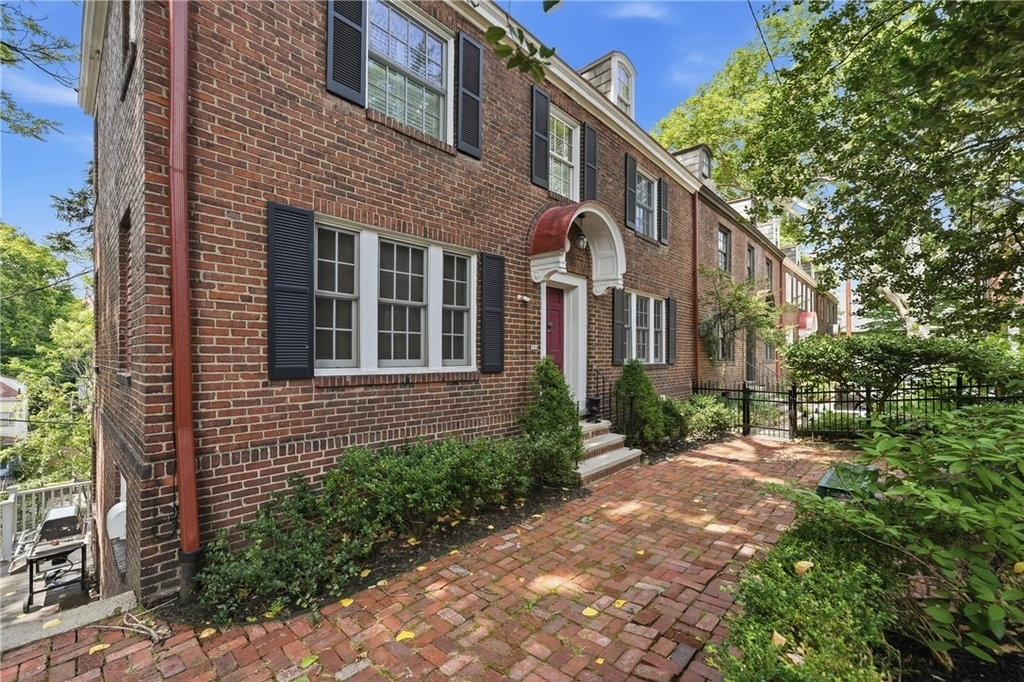 506 Roslyn Place - Photo 2