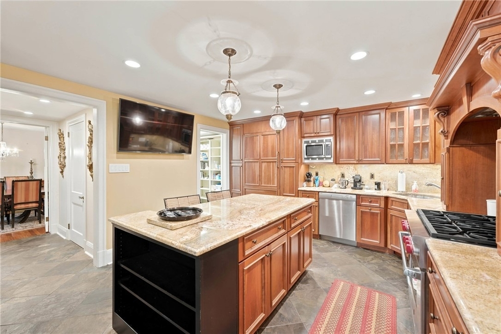 506 Roslyn Place - Photo 14