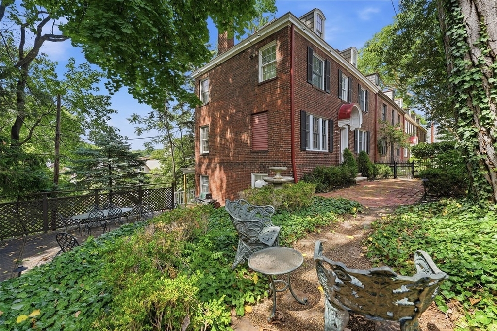 506 Roslyn Place - Photo 1