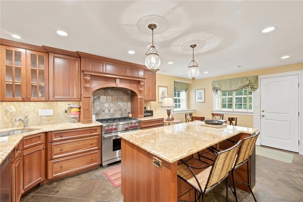 506 Roslyn Place - Photo 13