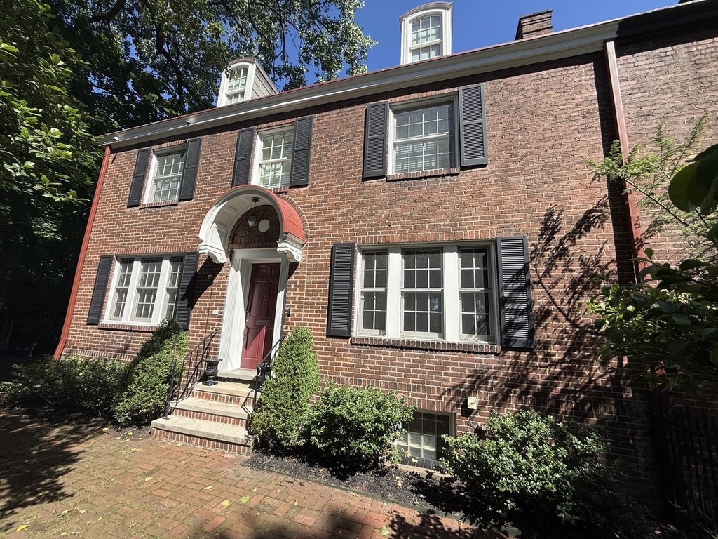 506 Roslyn Place - Photo 1