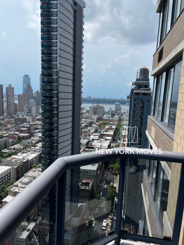 West 48th Street - Photo 1