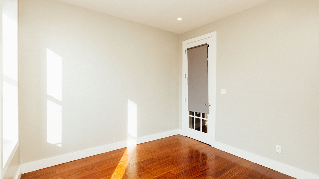 75 Jefferson St  - Photo 2