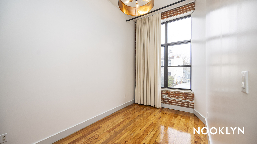 255 McKibbin St  - Photo 8