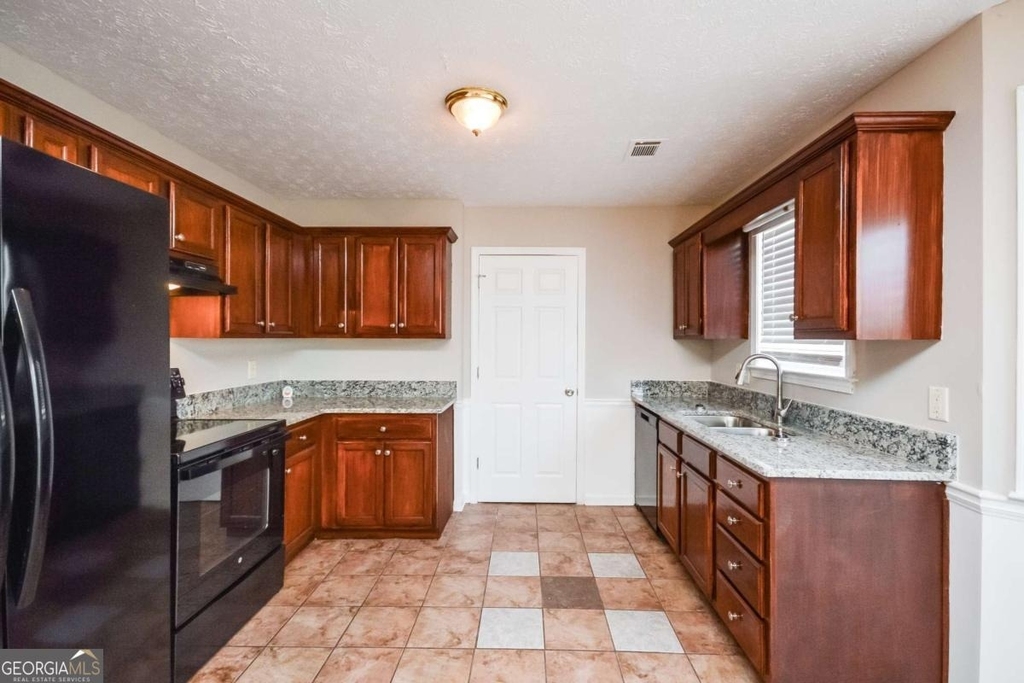 300 Claremont Drive - Photo 2