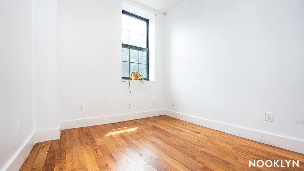 325 Franklin Ave - Photo 4