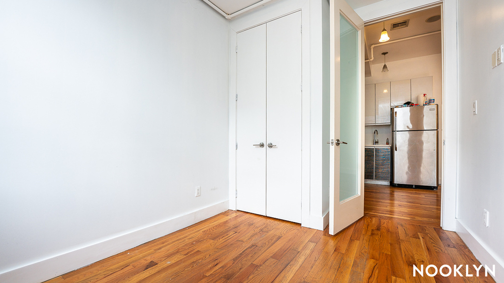 325 Franklin Ave - Photo 5