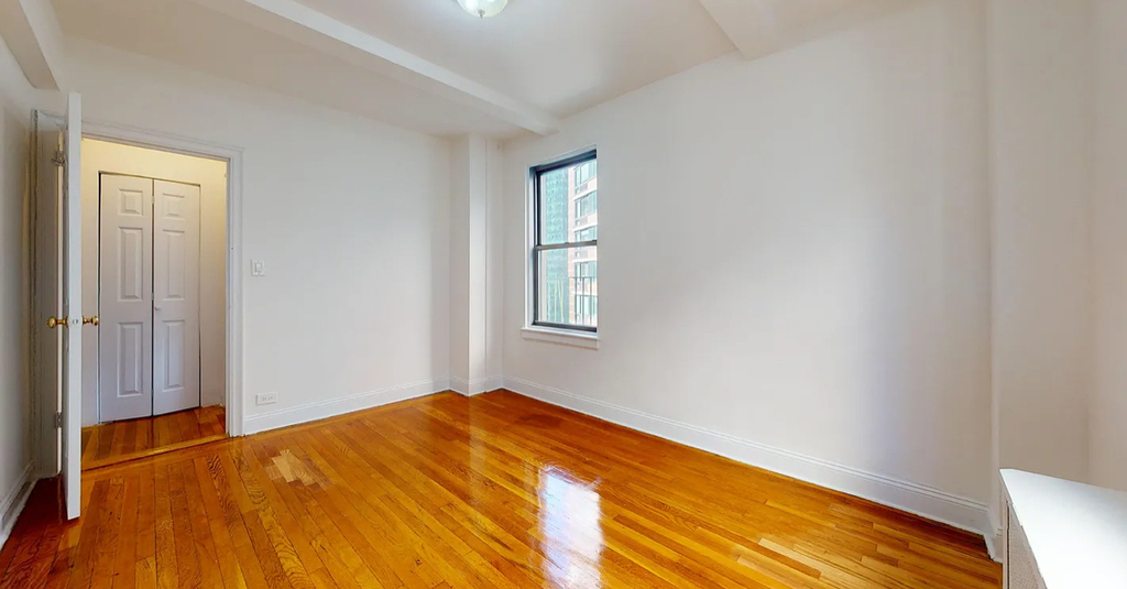 East 38th Street - Photo 9