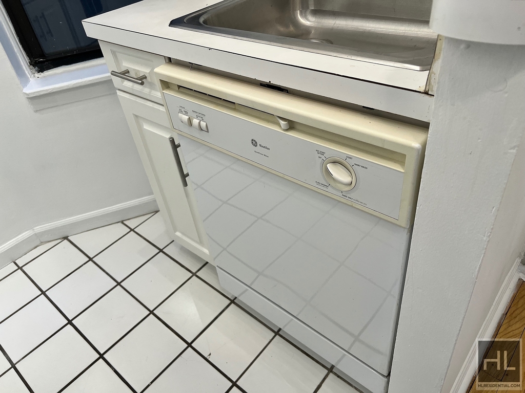 East 83 Street - Photo 4