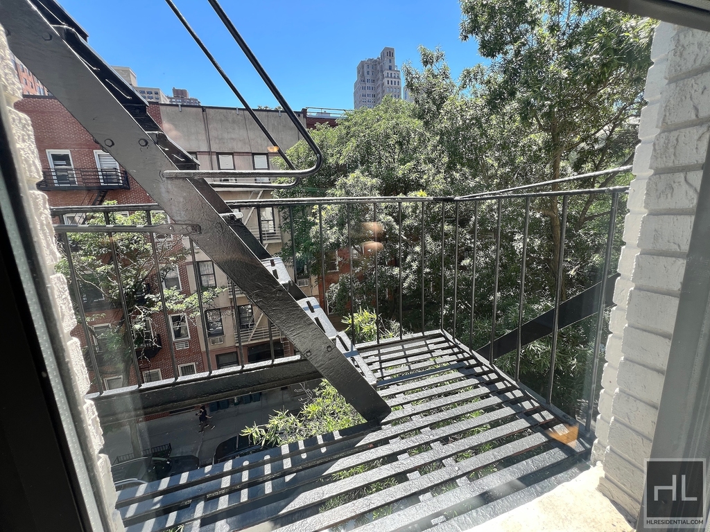 East 83 Street - Photo 5