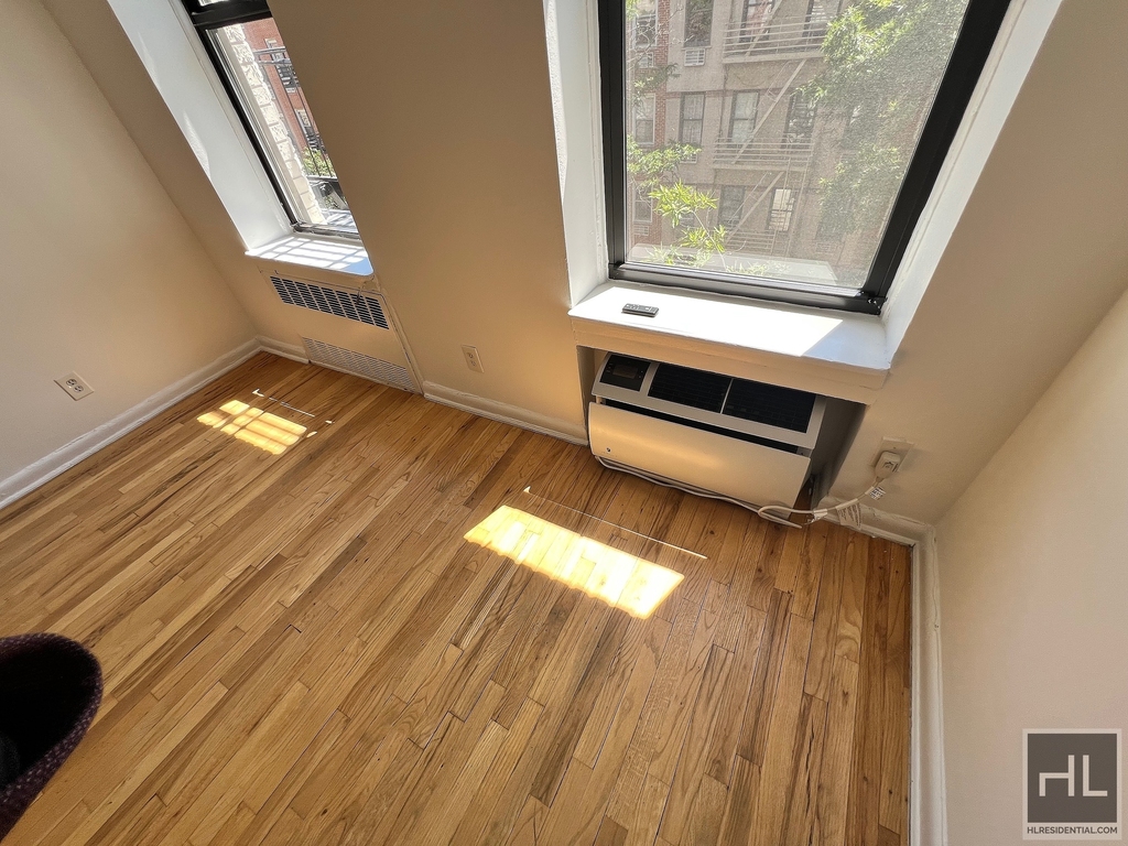 East 83 Street - Photo 7