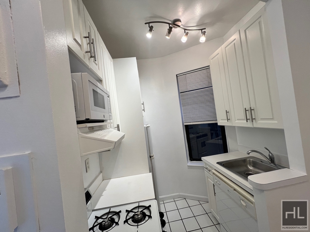 East 83 Street - Photo 2