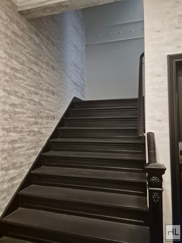 East 83rd Street - Photo 16