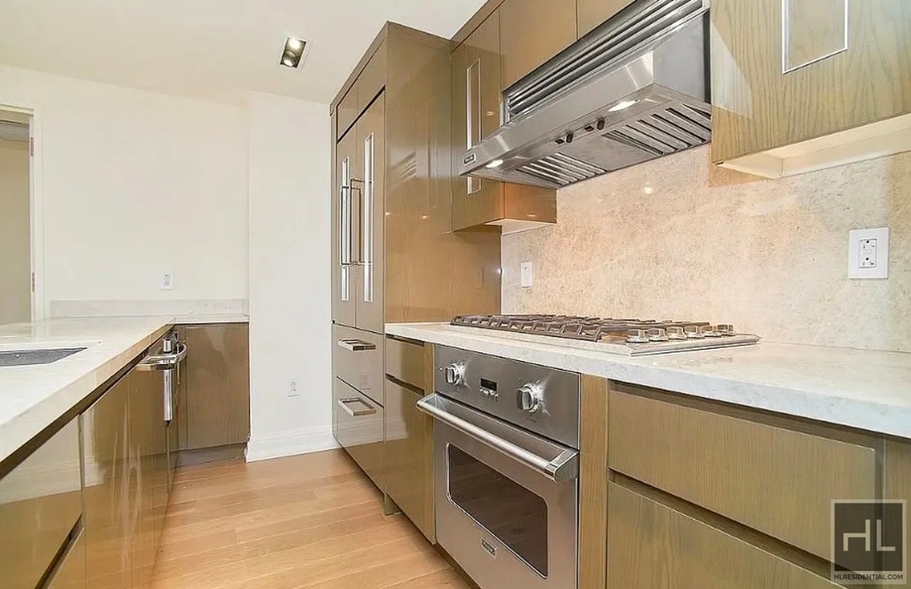 West 86 Street - Photo 2