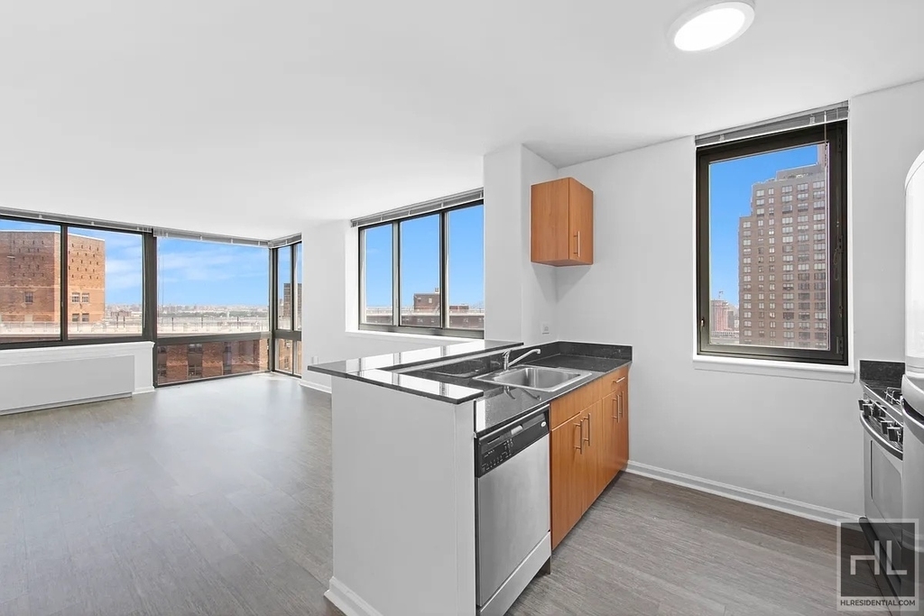 East 92nd Street - Photo 0