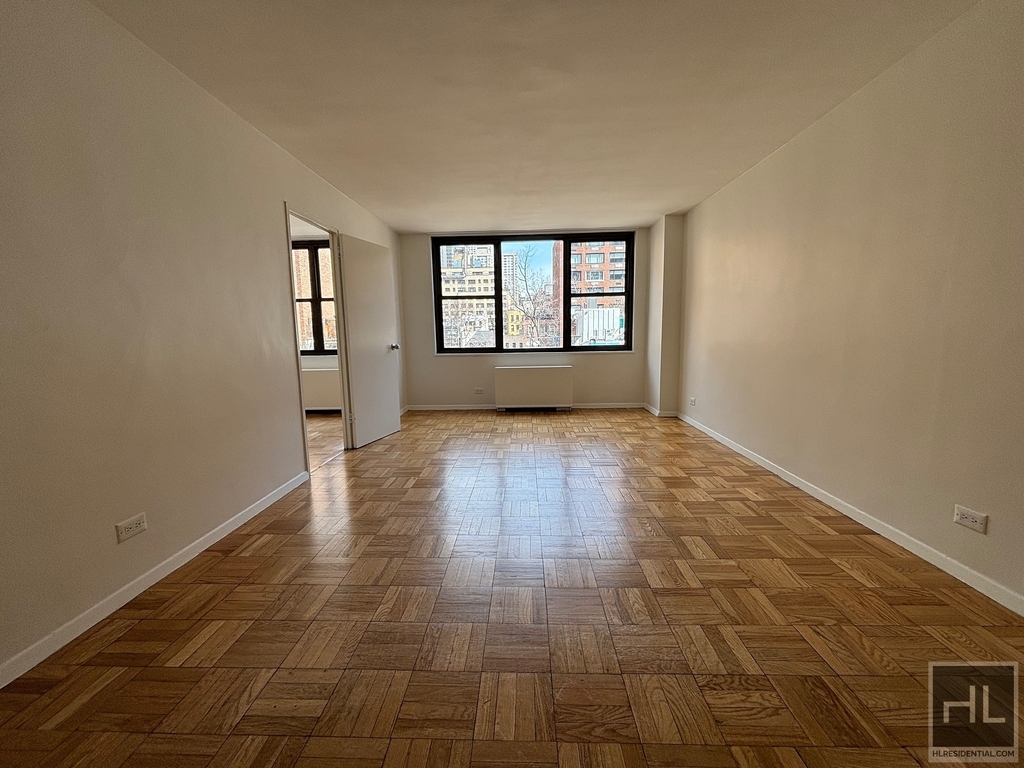 East 49 Street - Photo 1