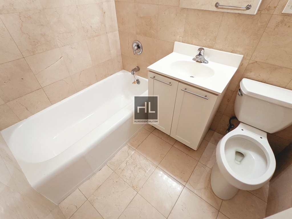 East 55 Street - Photo 4