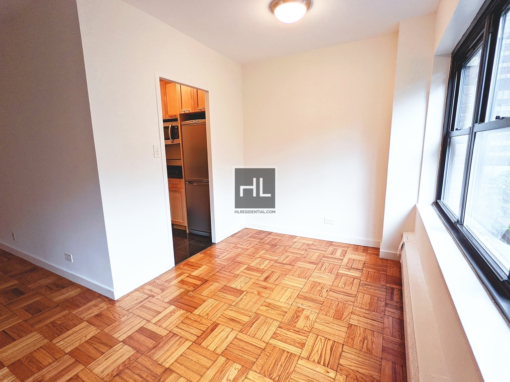 East 55 Street - Photo 1