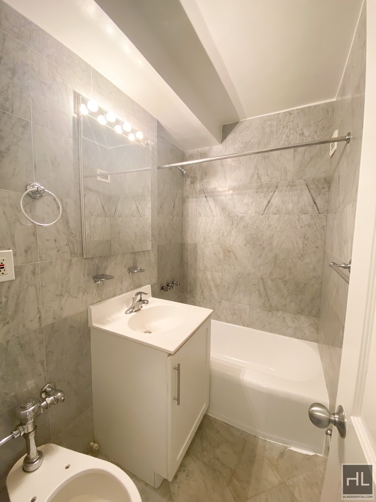 East 79th Street - Photo 4