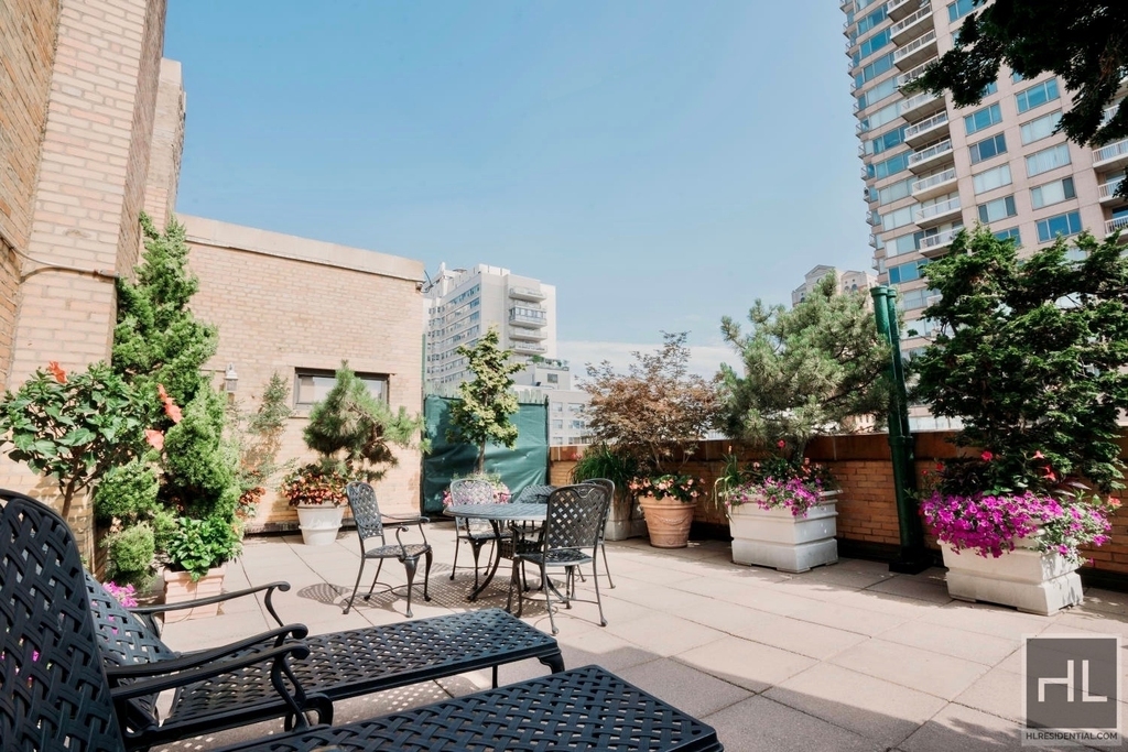 East 68 Street - Photo 13