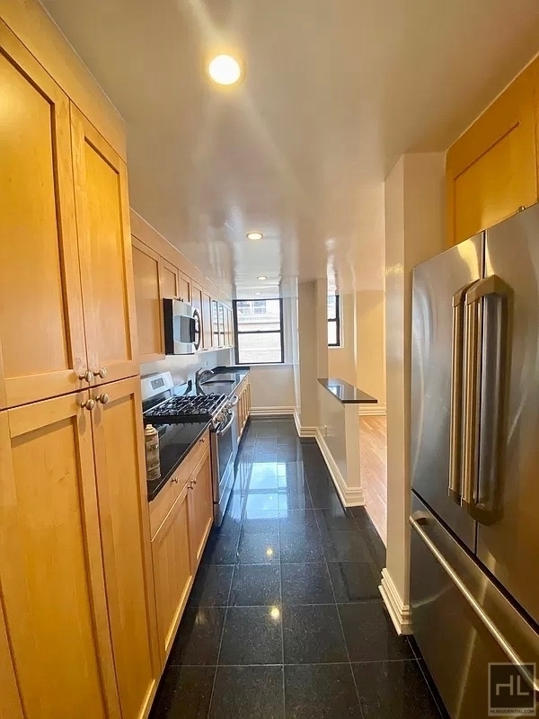 East 68 Street - Photo 6