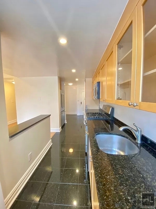 East 68 Street - Photo 7