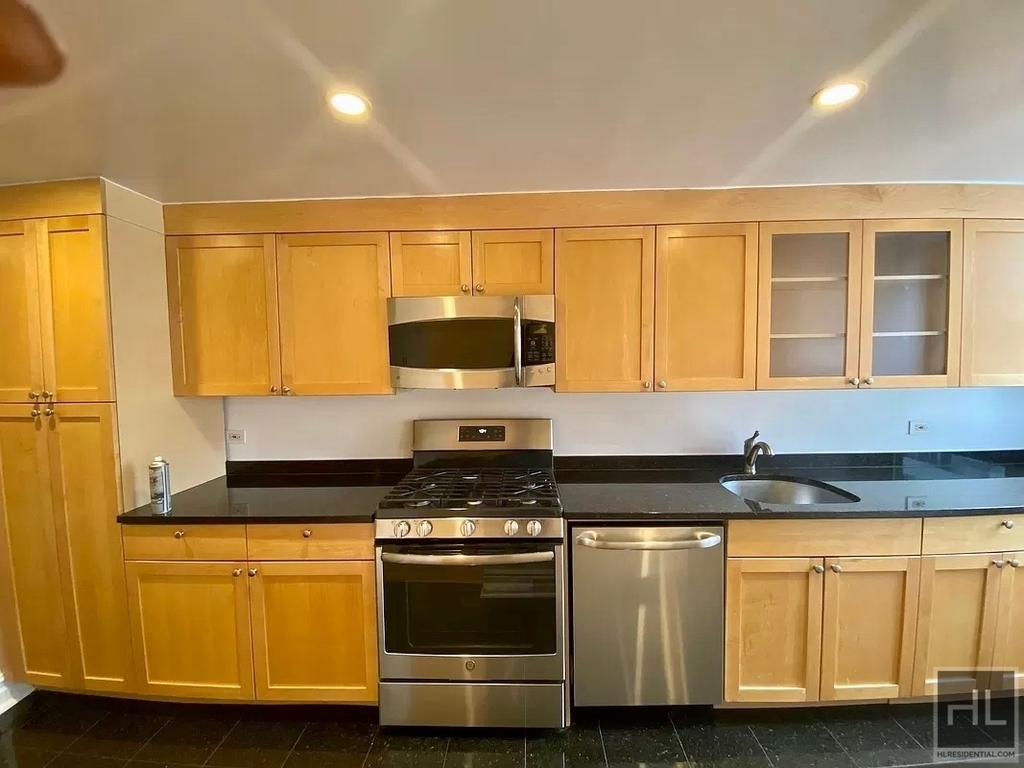 East 68 Street - Photo 8