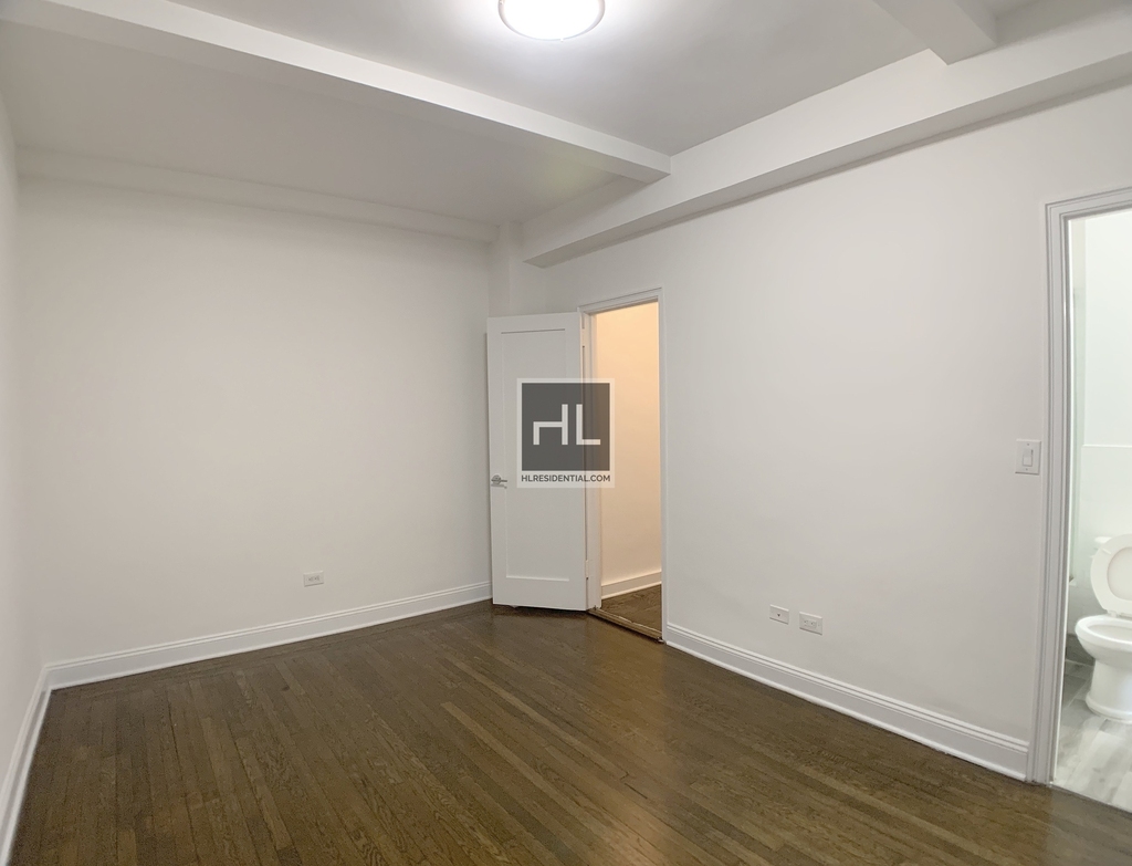 East 46 Street - Photo 1