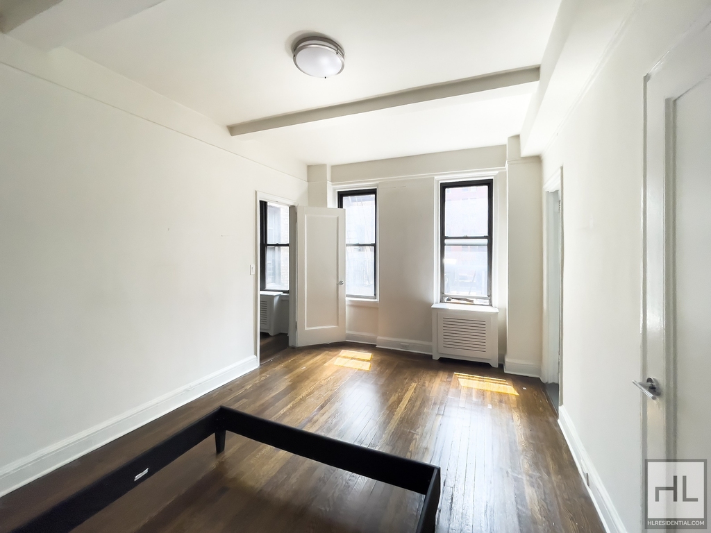 East 46 Street - Photo 1