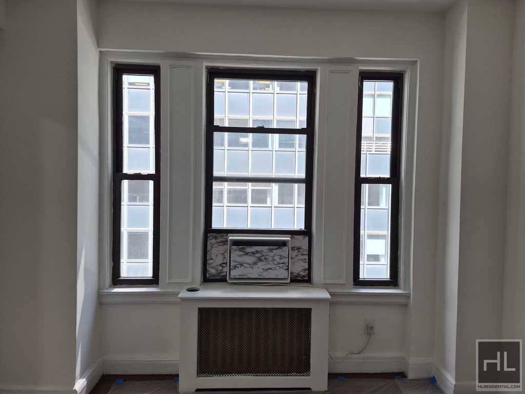East 46 Street - Photo 0