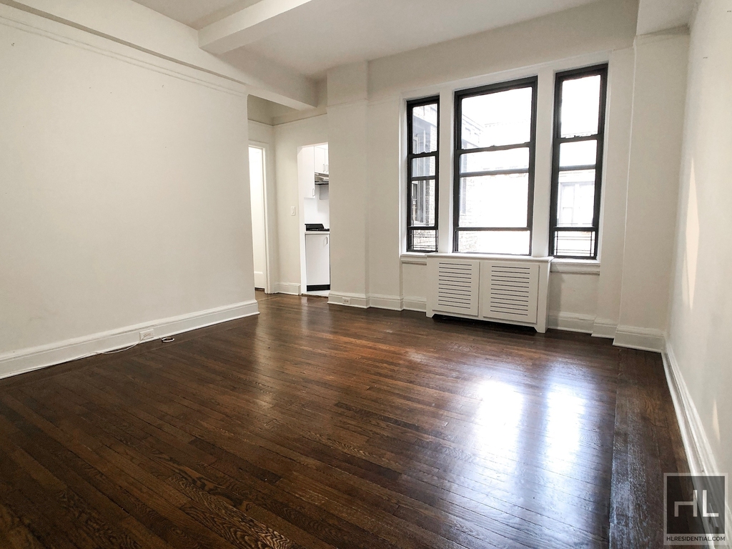East 46 Street - Photo 1